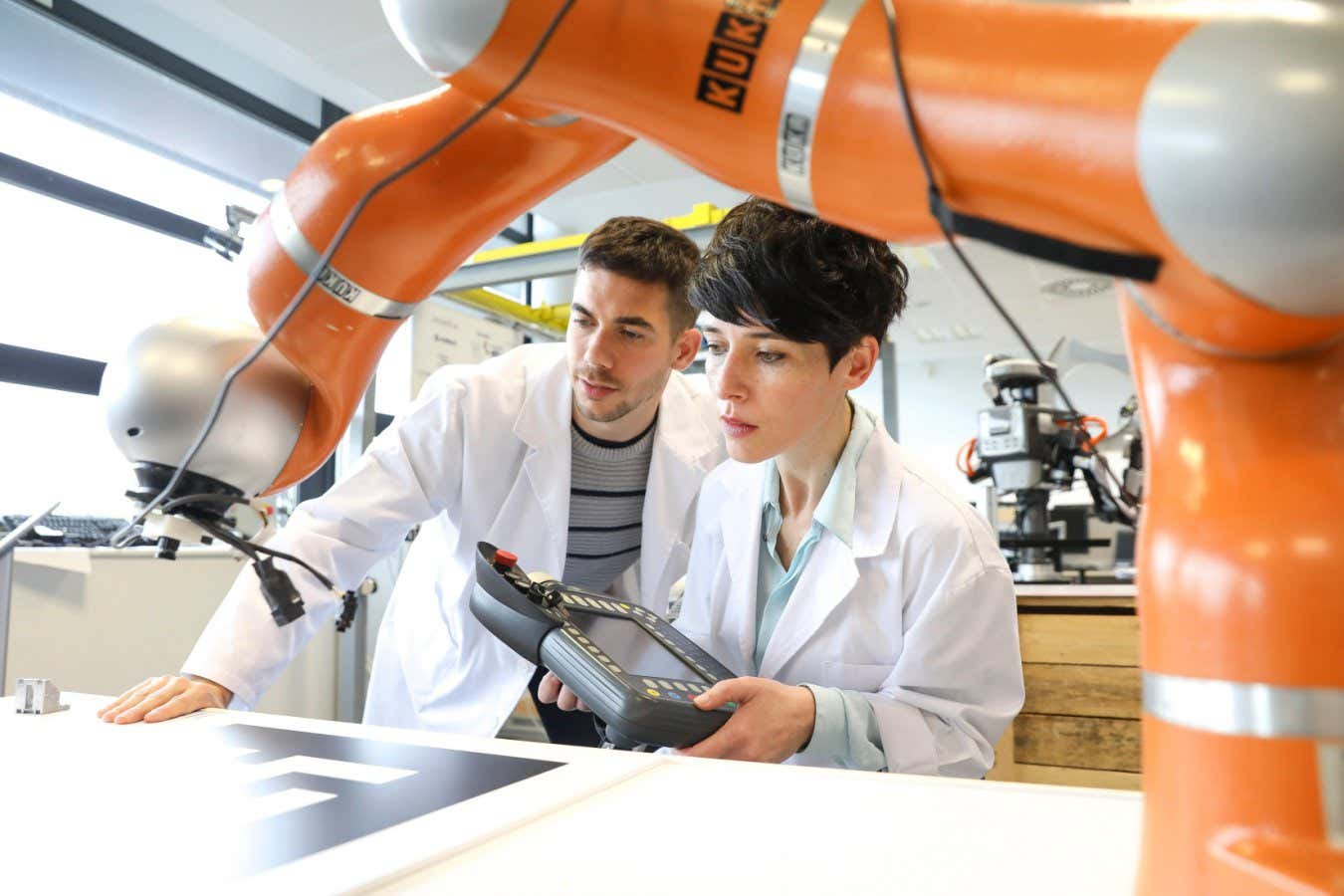 Humans can reduce effort by collaborating with robots