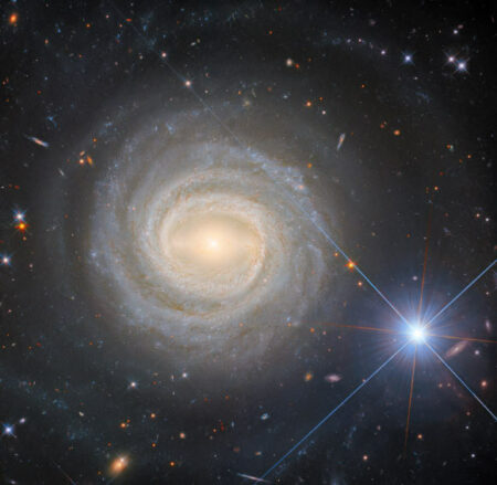 Hubble Photographs Stunning Barred Spiral Galaxy: NGC 3783 Hubble Photographs Stunning Barred Spiral Galaxy: Ngc 3783