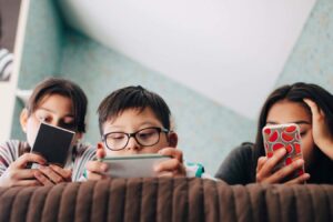 Introducing Smartphones Gradually Is More Beneficial For Children Than Banning