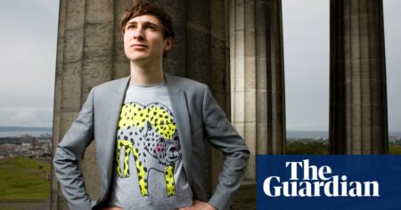 Tom Rosenthal engages in conversation with unfamiliar individuals on a park bench | Podcast Tom Rosenthal Engages In Conversation With Unfamiliar Individuals On A