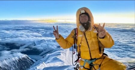 Climbers ascend everest with controversial xenon gas