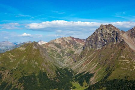 Underground hydrogen: potential clean energy sources hidden beneath the mountain