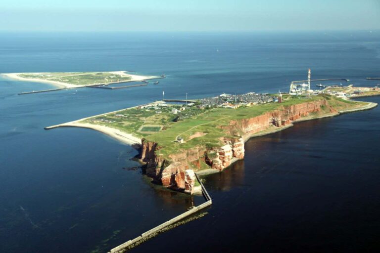 Helgorand: Exploring the Past and Future of Quantum Physics on a Tiny Island Helgorand Exploring the Past and Future of Quantum Physics on