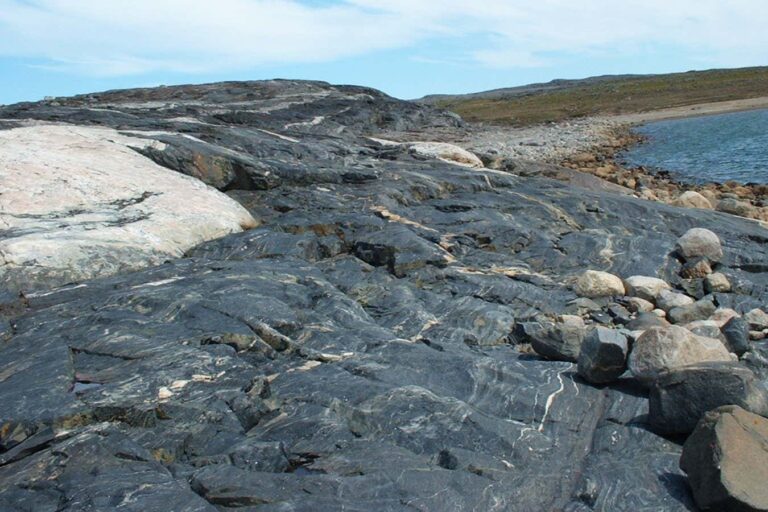 These Rocks May Be the Final Remnants of Earth’s Early Crust These Rocks May Be the Final Remnants of Earths Early
