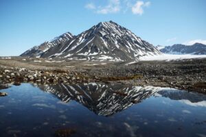 Unprecedented Arctic Heat Wave Melts 1 of Svalbards Ice