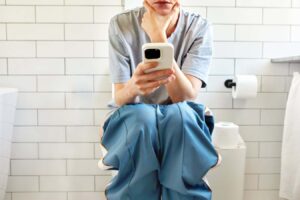 Using a Smartphone While on the Toilet May Raise Bleeding