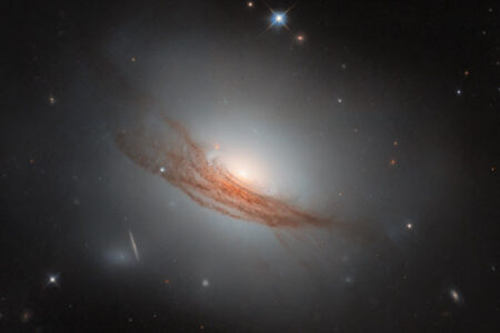 Hubble Space Telescope Discovers Stunning Lenticular Galaxy NGC 7722