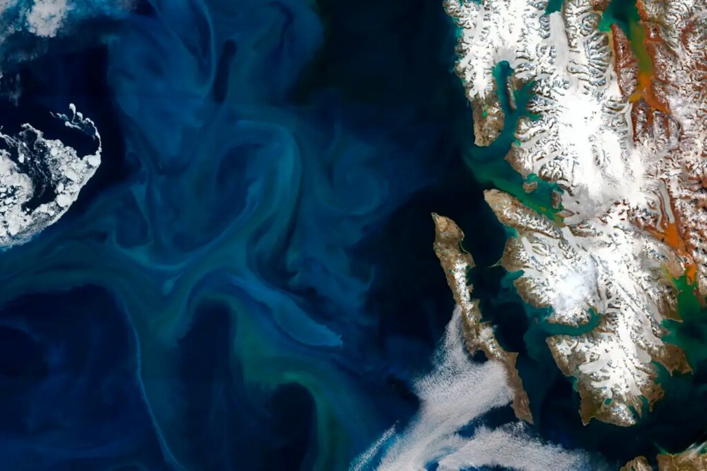 The Arctic Ocean Nears a Tipping Point: A Looming Crisis for Marine Life The Arctic Ocean Nears a Tipping Point A Looming Crisis