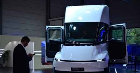After nearly ten years the electric Tesla Semi finally arrives