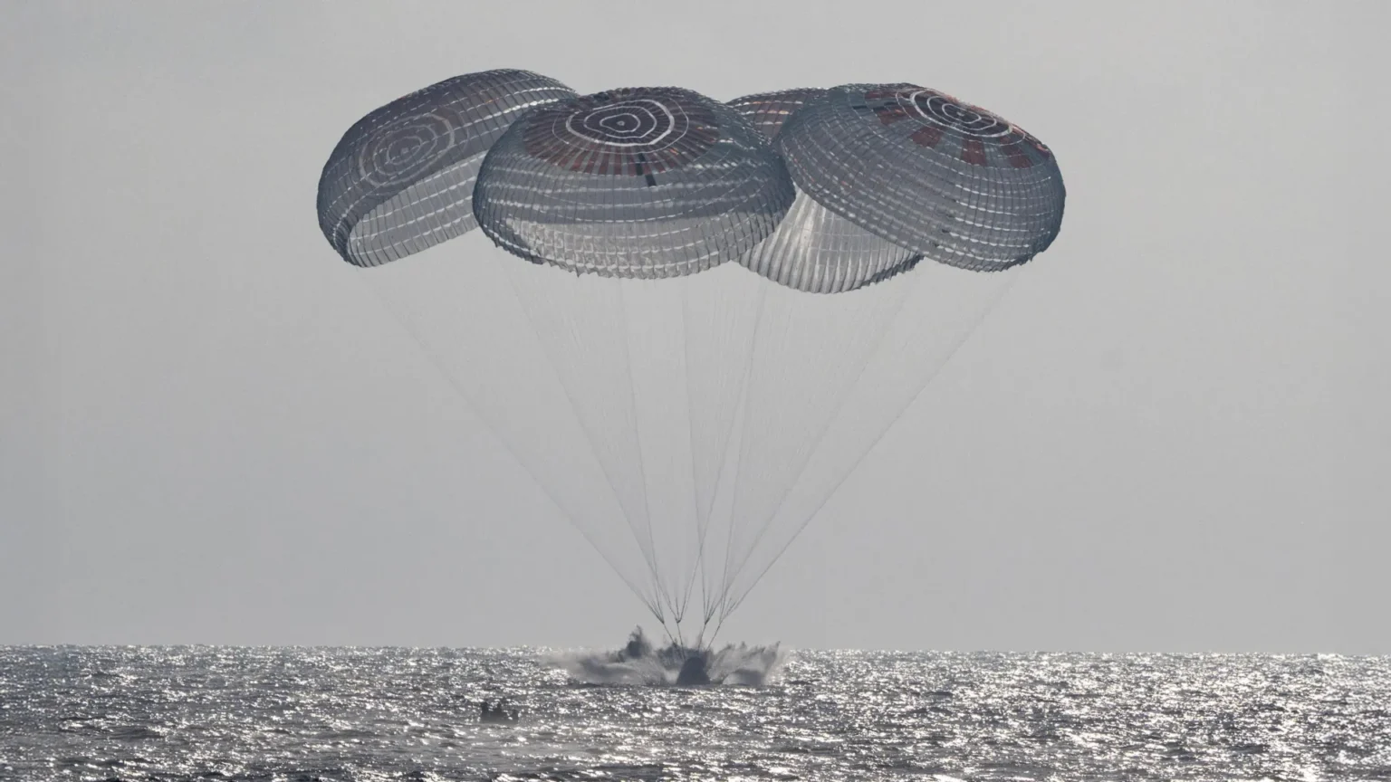 NASA Astronaut Splashes Down After 100 Million Miles in Space NASA Astronaut Splashes Down After 100 Million Miles in Space
