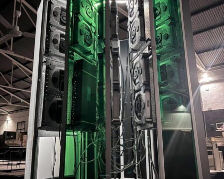 Replica of Cray-1 Supercomputer Built from 30 Obsolete Mac Minis Replica of Cray 1 Supercomputer Built from 30 Obsolete Mac Minis